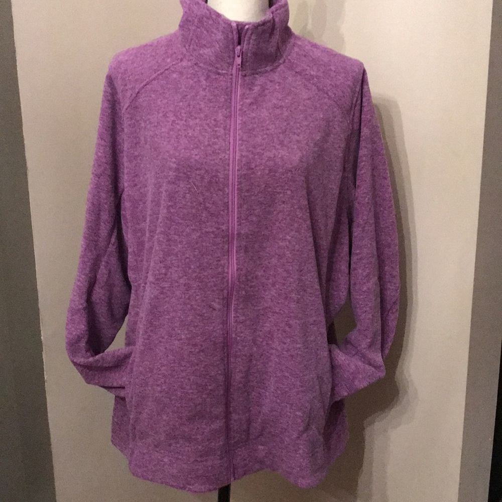 🆕 Beautiful Duluth women’s Lilac fleece.